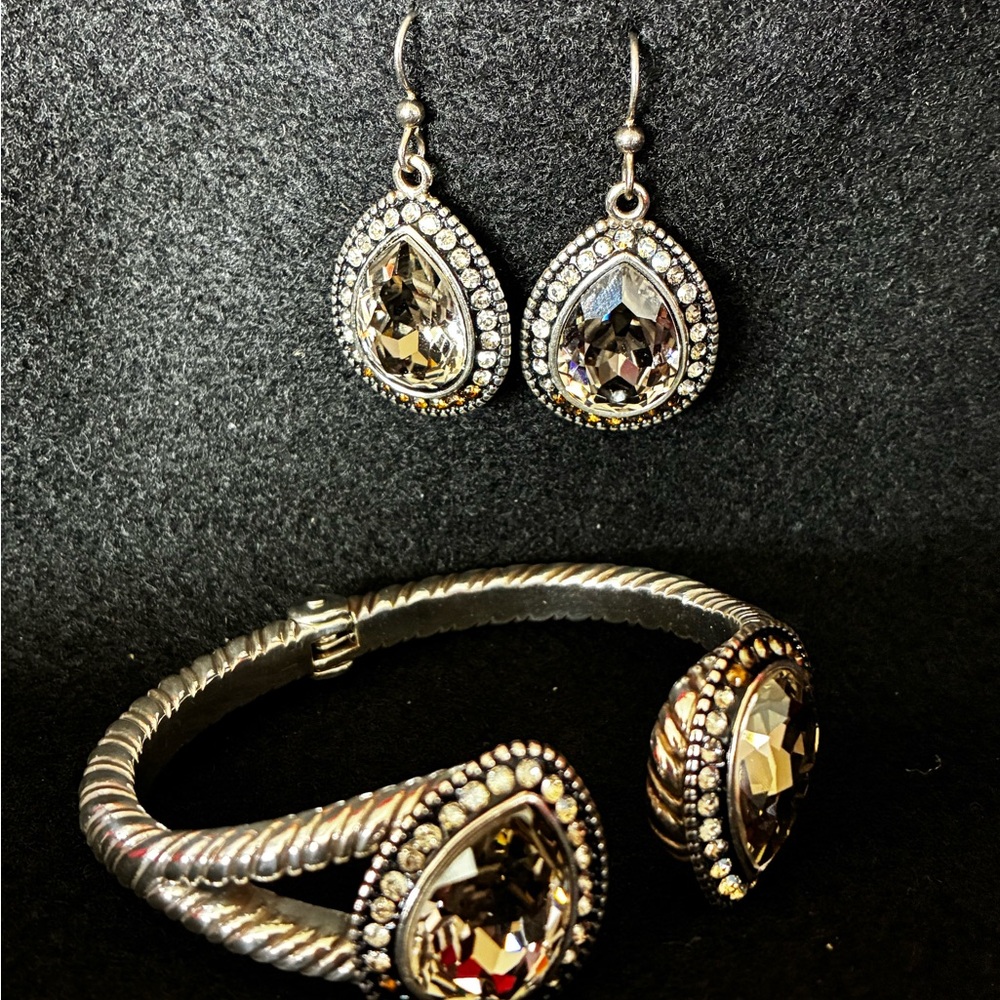 Elegant Silver Jewelry Set with Crystal Accents